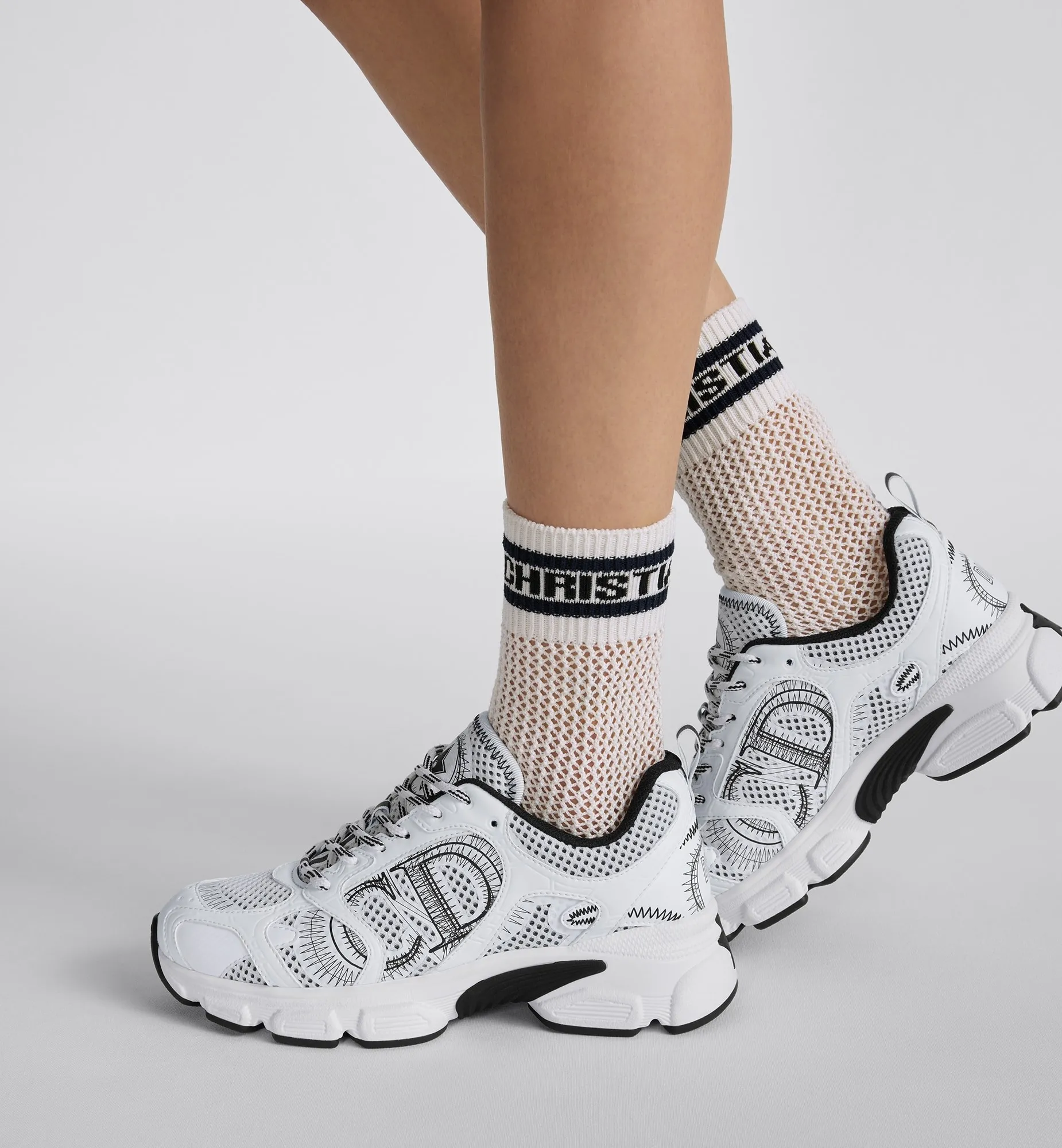 👟👟Ex-factory price 560👟👟 Dior Casual Sports Shoes Dad Shoes This new Dior Chrono sports shoe autumn ready-to-wear series reinterprets running shoes with Dior's high-end style. White and black mesh fabric with leather-effect panels, CD logo on the sides, star patch on the tongue and Dior logo on the heel, many details highlight the style. Using two-color laces, lightweight soles with star decoration, it can create a casual look all year round ▪️Size: 35-40